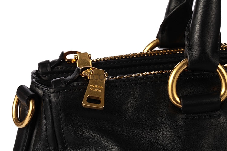 prada/普拉达黑色小牛皮女士双拉链单肩/手提包bn2324